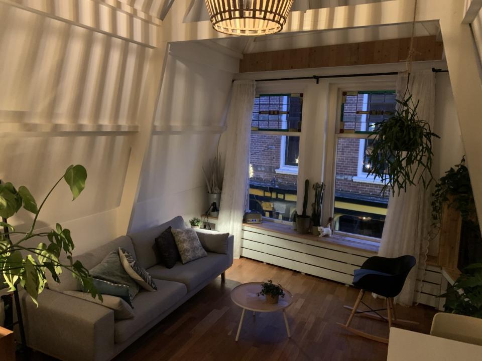 Bed en breakfast groenlokaal met bank en stoelen